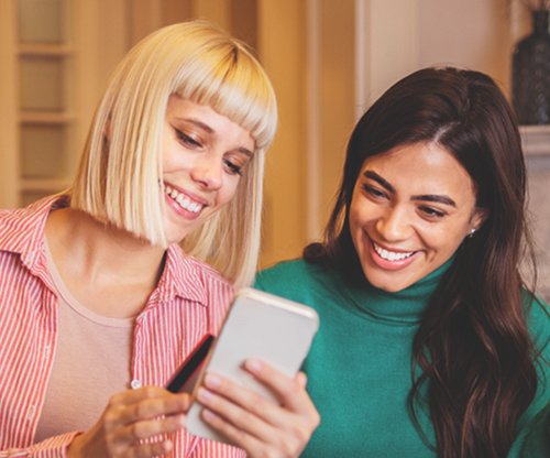Deux femmes sur le téléphone