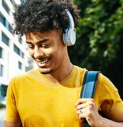 Homme avec un casque